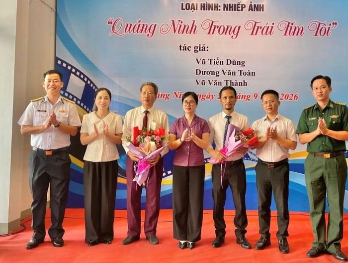 Các tác giả nhận hoa của lãnh đạo thành phố