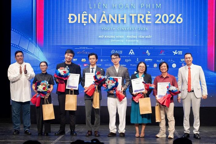 Ban tổ chức Liên hoan phim trao hoa và quà lưu niệm đến các đơn vị tài trợ