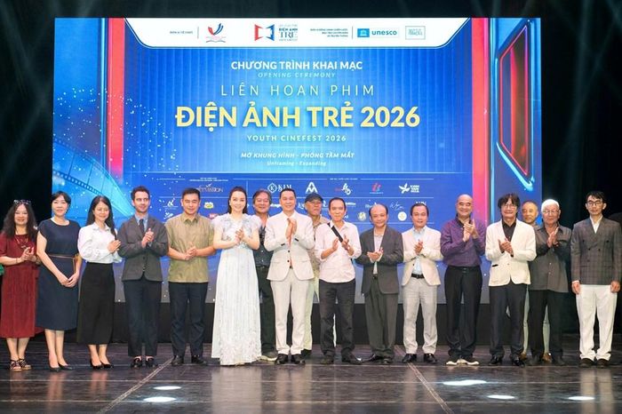 Ban tổ chức, đại biểu và các nhà làm phim chụp ảnh lưu niệm