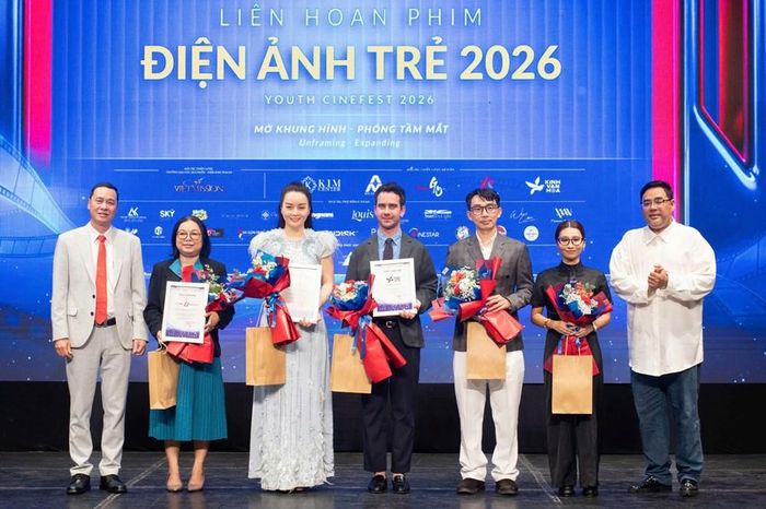 Ban tổ chức Liên hoan phim trao hoa và quà lưu niệm đến các đối tác chiến lược
