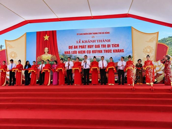 Các đại biểu thực hiện nghi thức cắt băng khánh thành dự án Phát huy giá trị di tích Nhà lưu niệm cụ Huỳnh Thúc Kháng