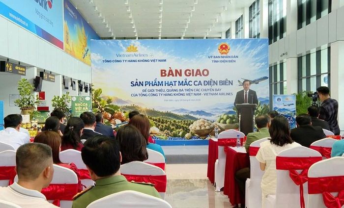 Lễ bàn giao sản phẩm mắc ca Điện Biên để giới thiệu, phục vụ trên các chuyến bay của Vietnam Airlines