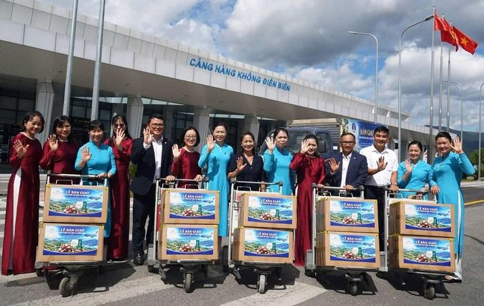 400kg nhân hạt mắc ca Điện Biên sấy mộc, tương ứng 4.000 gói, được bàn giao cho Vietnam Airlines để phục vụ hành khách
