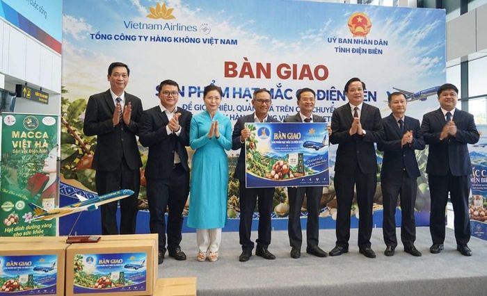Đại diện các đơn vị thực hiện nghi thức bàn giao sản phẩm mắc ca Điện Biên cho Vietnam Airlines