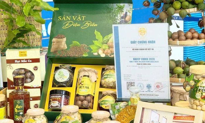 Sản phẩm mắc ca Việt Hà, xã Tuần Giáo trưng bày tại chương trình