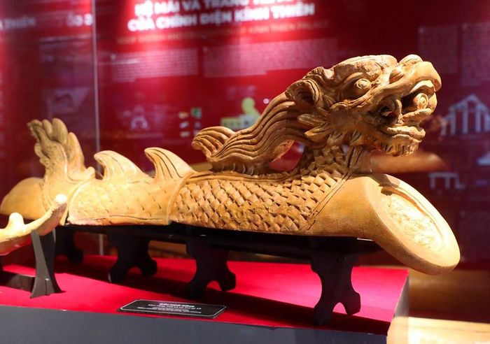 Loại ngói rồng men vàng là loại ngói cao cấp nhất, nó được sử dụng để lợp trên mái tòa chính điện trong Cấm thành, tức Điện Kính Thiên - Hoàng thành Thăng Long