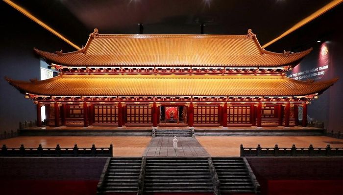 Hình nhân tỷ lệ trên trục chính của mô hình giúp người xem hình dung tương quan giữa con người với quy mô Điện Kính Thiên