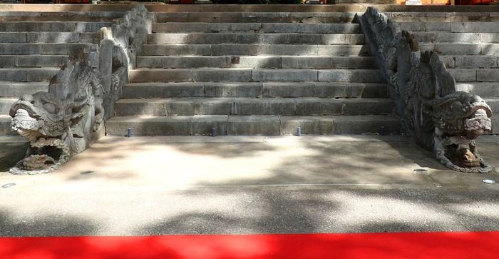Bộ thành bậc phía Nam Điện Kính Thiên, một trong những dấu tích nguyên gốc đặc biệt quan trọng còn lại của chính điện thời Lê sơ