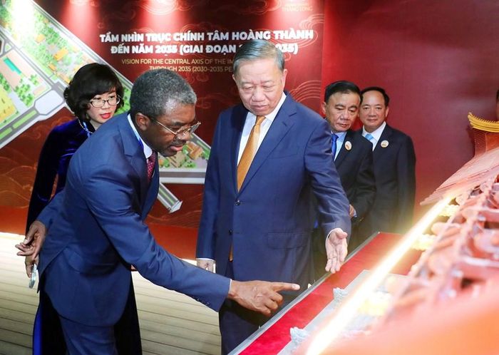 Tổng Bí thư, Chủ tịch nước Tô Lâm và ông Lazare Eloundou Assomo, Giám đốc Trung tâm Di sản Thế giới tham quan trưng bày mô hình không gian Điện Kính Thiên