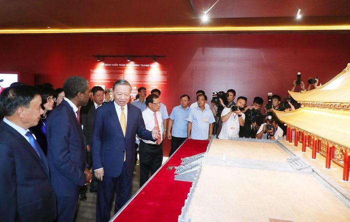 Tổng Bí thư, Chủ tịch nước Tô Lâm tham quan trưng bày mô hình không gian Điện Kính Thiên
