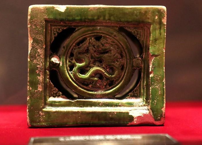 Gạch hộp, in hình rồng chân có 5 móng, men xanh, thế kỉ 15