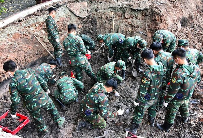 Lực lượng làm nhiệm vụ tiếp tục triển khai công tác tìm kiếm hài cốt liệt sĩ tại khu B Công viên Lê Thị Riêng