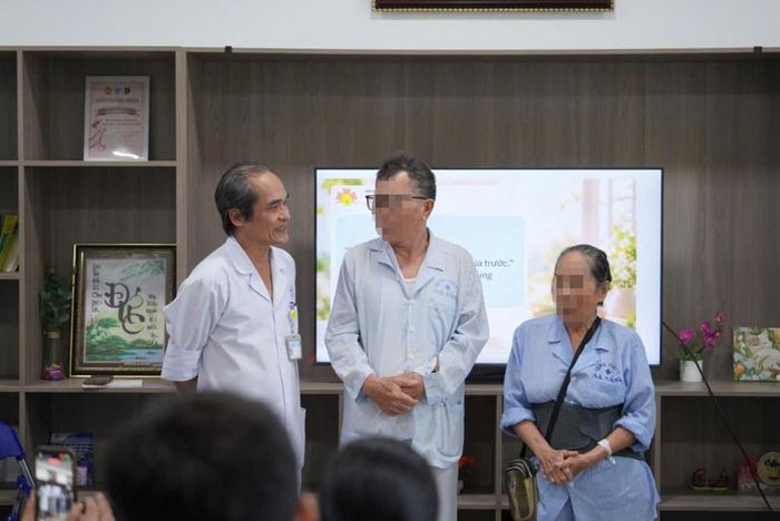 TS.BS Nguyễn Tấn Dũng trò chuyện cùng các bệnh nhân