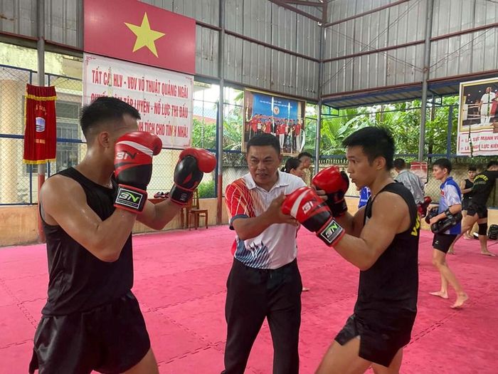 Huấn luyện viên Bùi Phụ Minh hướng dẫn vận động viên hoàn thiện kĩ thuật, chiến thuật thi đấu
