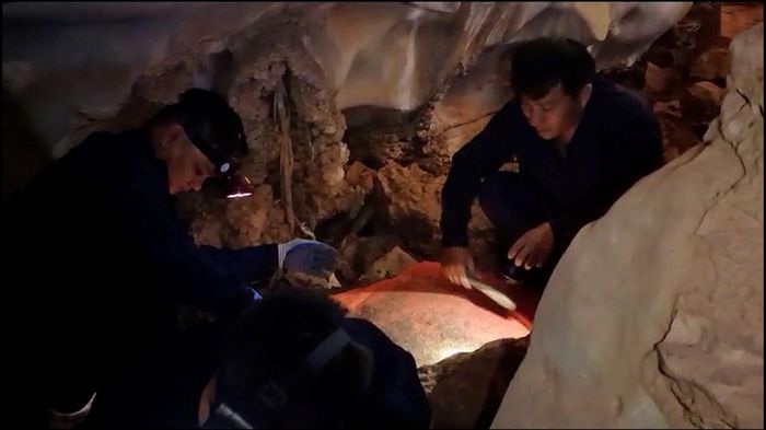 Nhiều manh mối về những bộ hài cốt được tìm thấy qua lời kể của ông Khăm Vả Xì Chăm Pa, 75 tuổi, người từng tham gia phục vụ chiến đấu cùng bộ đội Việt Nam