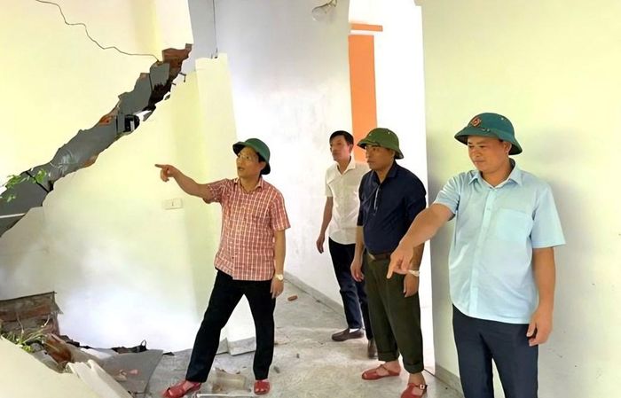 Sụt lún tại đồi Na Lo khiến ngôi nhà của gia đình ông Lương Văn Anh, thôn Tân Lập, bị nứt tường, phải di dời khẩn cấp. Ảnh: Hoài Thu