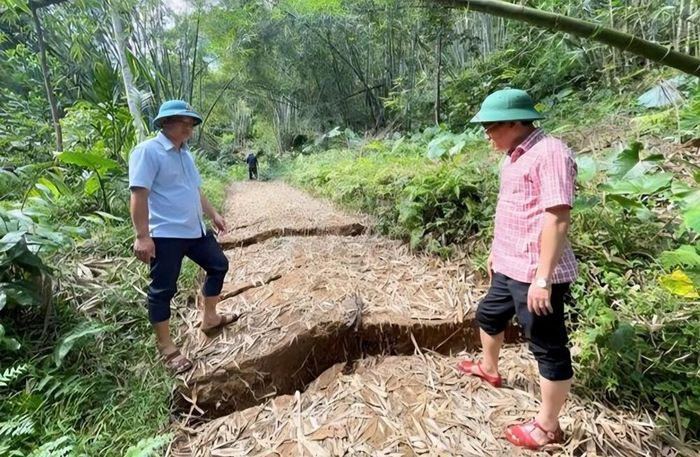 Nhiều đoạn đường tại khu vực đồi Na Lo tiếp tục xuất hiện tình trạng sụt lún sâu. Ảnh: Hoài Thu