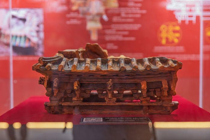 Mô hình đất nung kiến trúc thời Lê sơ, niên đại thế kỷ XV là Bảo vật quốc gia được công nhận năm 2024. Hiện vật được phát hiện trong khu vực Chính điện Kính Thiên và lưu giữ rõ hệ cột, hệ xà, hệ đấu củng cùng cấu tạo bộ mái, trở thành một trong những bằng chứng quan trọng nhất để nghiên cứu kiến trúc cung đình thời Lê sơ. Ảnh: Phạm Tuấn Anh - TTXVN