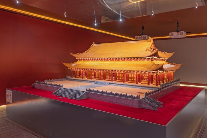 Mô hình Điện Kính Thiên nhìn từ góc nghiêng, thể hiện nền điện, hệ thống cột, bộ mái và thềm bậc. Các phương án nghiên cứu trước đây từng giả định mặt bằng chính điện gồm 9 gian theo chiều ngang; kết quả khai quật năm 2026 tiếp tục cung cấp dữ liệu thực địa để xác định chính xác hơn quy mô và tỷ lệ công trình. Ảnh: Phạm Tuấn Anh - TTXVN