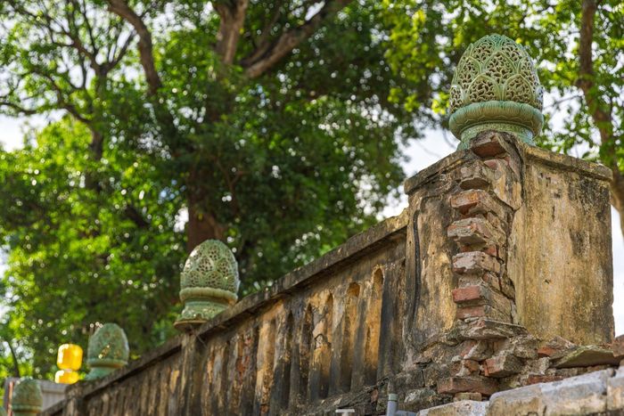 Đoạn lan can hiện hữu ở phía Nam nền Điện Kính Thiên. Sử liệu cho biết năm 1467, triều Lê cho dựng hệ thống lan can đá trên nền điện; khảo cổ học sau này cũng phát hiện nhiều mảnh cấu kiện lan can như tay vịn, trụ, phiến bưng và các chi tiết chạm rồng. Tuy nhiên, hiện trạng khu nền Điện Kính Thiên đã trải qua nhiều giai đoạn biến đổi, vì vậy không nên mặc định toàn bộ phần kiến trúc đang nhìn thấy trong ảnh đều thuộc nguyên gốc thời Lê sơ. Ảnh: Phạm Tuấn Anh - TTXVN