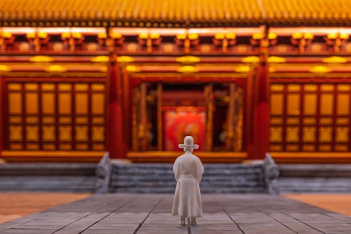 Hình nhân tỷ lệ trên trục chính của mô hình giúp người xem hình dung tương quan giữa con người với quy mô Điện Kính Thiên. Đây là chi tiết minh họa tỷ lệ, không nên đồng nhất hình nhân này với một vị vua cụ thể khi chưa có thông tin xác nhận từ đơn vị trưng bày. Ảnh: Phạm Tuấn Anh - TTXVN