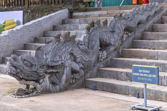 Bộ thành bậc phía Nam Điện Kính Thiên, một trong những dấu tích nguyên gốc đặc biệt quan trọng còn lại của chính điện thời Lê sơ. Bộ thành bậc gồm hai thành chạm rồng ở giữa và hai thành chạm mây hóa rồng ở hai bên, tạo thành ba lối lên xuống; lối chính giữa nằm trên trục Ngự đạo và dành cho nhà vua. Bộ thành bậc được tạo tác dưới thời vua Lê Thánh Tông và đã được công nhận là Bảo vật quốc gia. Ảnh: Phạm Tuấn Anh - TTXVN
