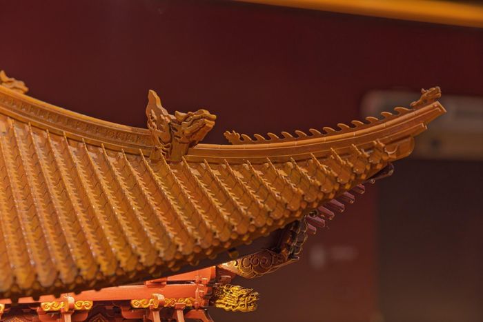 Chi tiết bộ mái của mô hình Điện Kính Thiên với hệ thống ngói và trang trí hình rồng. Các kết quả khảo cổ tại Hoàng thành Thăng Long đã phát hiện ngói men vàng, men xanh và các bộ phận ngói rồng, cung cấp căn cứ quan trọng để nghiên cứu màu sắc và hình thái mái cung điện thời Lê sơ. Ảnh: Phạm Tuấn Anh - TTXVN