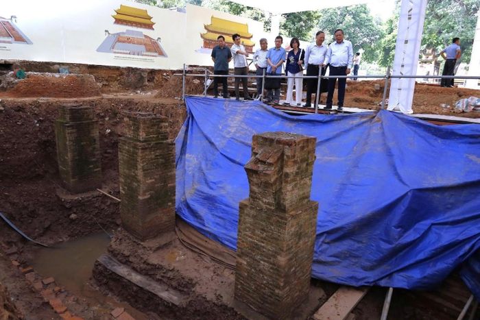 Các nhà khoa học khảo sát hố khai quật khảo cổ với những dấu tích kiến trúc còn nằm trong lòng đất tại khu vực Điện Kính Thiên. Hệ thống nền móng, bó nền và các dấu tích kiến trúc được phát hiện qua khảo cổ góp phần bổ sung dữ liệu để từng bước giải mã cấu trúc không gian trung tâm của Hoàng thành Thăng Long. Ảnh: Tư liệu Trung tâm Bảo tồn di sản Thăng Long - Hà Nội
