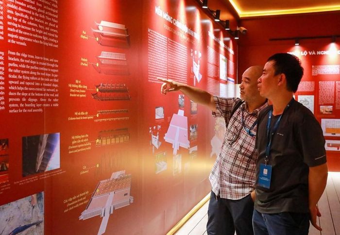 Khách tham quan tìm hiểu những thông tin về lịch sử, kiến trúc và quá trình nghiên cứu Điện Kính Thiên