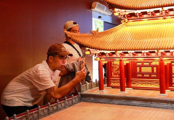 Khách tham quan tìm hiểu mô hình phục dựng Điện Kính Thiên được giới thiệu tại trưng bày