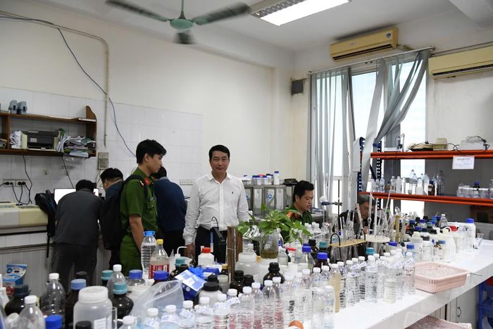 Cơ quan chức năng tiến hành khám xét tại Viện Khoa học công nghệ năng lượng và môi trường. Ảnh CAND