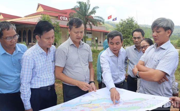 Lãnh đạo Ban Kinh tế-Ngân sách Hội đồng nhân dân tỉnh Quảng Ngãi cùng Khu kinh tế Dung Quất và các khu công nghiệp tỉnh Quảng Ngãi khảo sát vị trí địa điểm đầu tư Trung tâm logistics tại Khu kinh tế cửa khẩu quốc tế Bờ Y. (Ảnh: HIỂN CỪ)