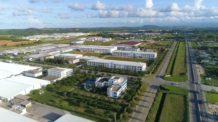 Khu công nghiệp VSIP Quảng Ngãi là một trong những khu công nghiệp có quy mô lớn, thu hút mạnh các dự án FDI chất lượng cao. (Ảnh: HIỂN CỪ)