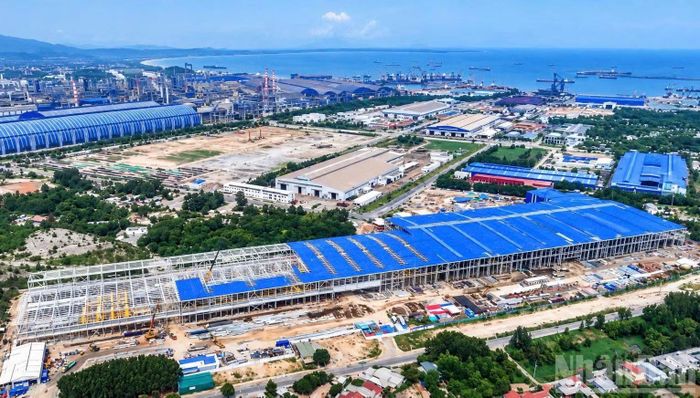 Tập đoàn Hòa Phát tiếp tục đầu tư dự án sản xuất ray đường sắt Hòa Phát tại Khu kinh tế Dung Quất cho thấy môi trường đầu tư của Quảng Ngãi tiếp tục được củng cố. (Ảnh: HIỂN CỪ)