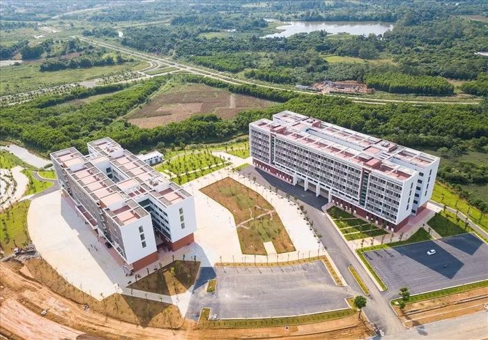 Đại học Quốc gia Hà Nội là 1 trong những Trường đại học đầu tiên nằm trên địa bàn Thủ đô đã di dời một số lượng khoa, ngành, sinh viên lên Hòa Lạc để giảm tải áp lực cho nội đô. (Ảnh: Khu Công nghệ cao Hòa Lạc)