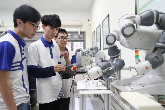 Sinh viên Đại học Công nghệ-Đại học Quốc gia Hà Nội trong một buổi thực hành. (Ảnh: Đại học Quốc gia Hà Nội)