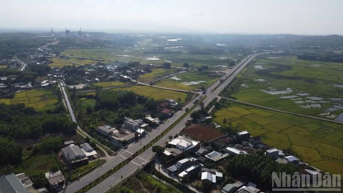 Hệ thống hạ tầng giao thông trên địa bàn Khu kinh tế Dung Quất xuống cấp nghiêm trọng là một trong những điểm nghẽn, ảnh hưởng đến thu hút đầu tư.(Ảnh: HIỂN CỪ)