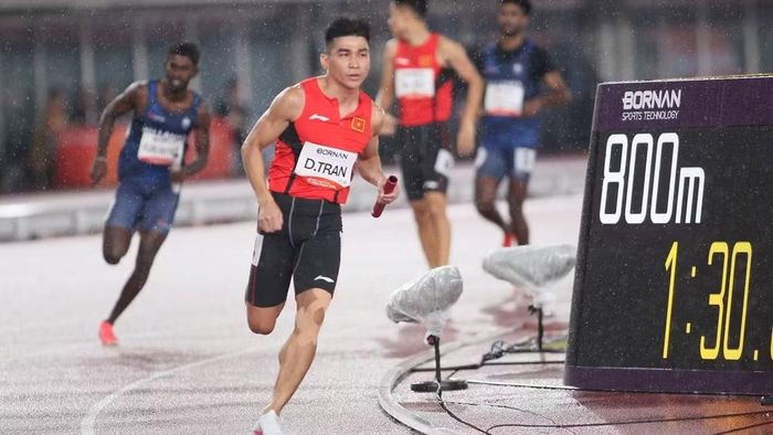 Lượt chạy vòng loại 4x400m tiếp sức nam của VĐV Trần Đình Sơn. (Ảnh: BÙI LƯỢNG)