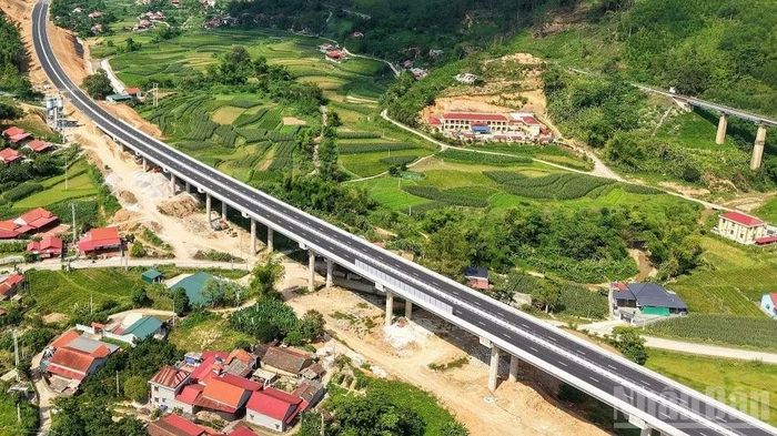 Gần đây, nước ta đang đồng thời triển khai nhiều dự án hạ tầng quy mô lớn. (Ảnh: HUY VŨ)