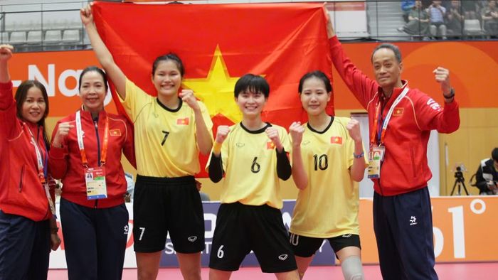Thầy và trò đội tuyển cầu mây nữ Việt Nam chia vui. (Ảnh: BÙI LƯỢNG)