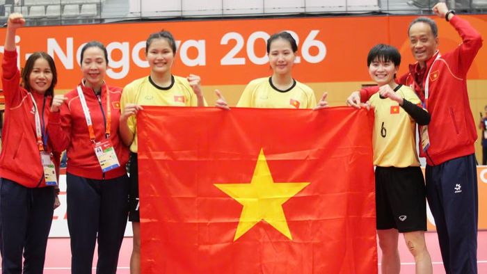 Thầy và trò đội tuyển cầu mây nữ Việt Nam. (Ảnh: BÙI LƯỢNG)