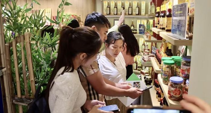 Chương trình do Cục Quản lý và Phát triển thị trường trong nước, Bộ Công thương Việt Nam phối hợp Vụ Nội thương, Bộ Công thương Lào tổ chức. (Ảnh: Cục Quản lý và Phát triển thị trường trong nước)