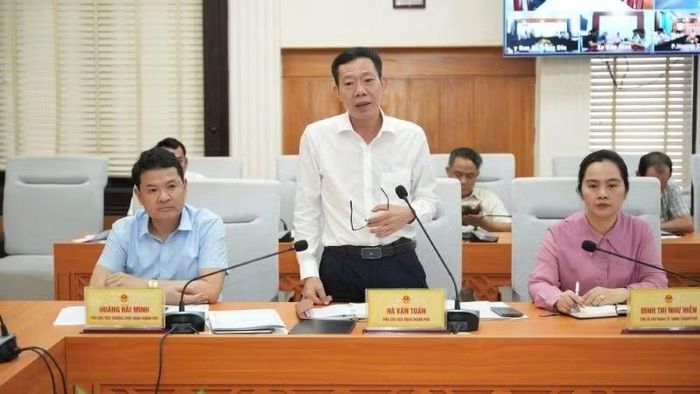 Lãnh đạo Ủy ban nhân dân thành phố phát biểu trao đổi tại phiên họp. (Ảnh: NG.HIẾU)