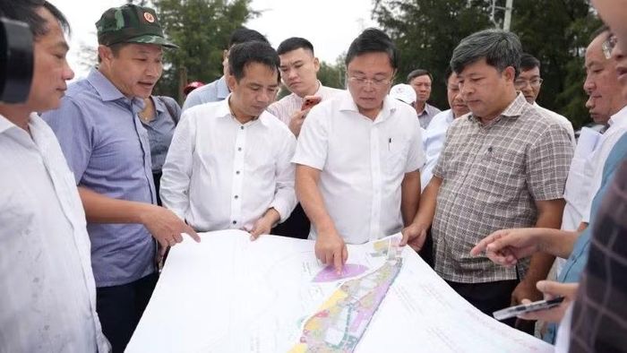 Phó Bí thư Thành ủy, Chủ tịch Ủy ban nhân dân thành phố Lê Trí Thanh đi kiểm tra tiến độ thực hiện các dự án ven biển. (Ảnh: NG.HIẾU)