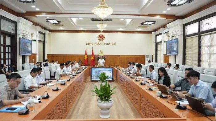Phó Bí thư Thành ủy, Chủ tịch Ủy ban nhân dân thành phố Huế Lê Trí Thanh đã chủ trì cuộc họp nghe báo cáo tiến độ và tình hình giải quyết vướng mắc đối với các dự án đầu tư công trên địa bàn. (Ảnh: NG.HIẾU)