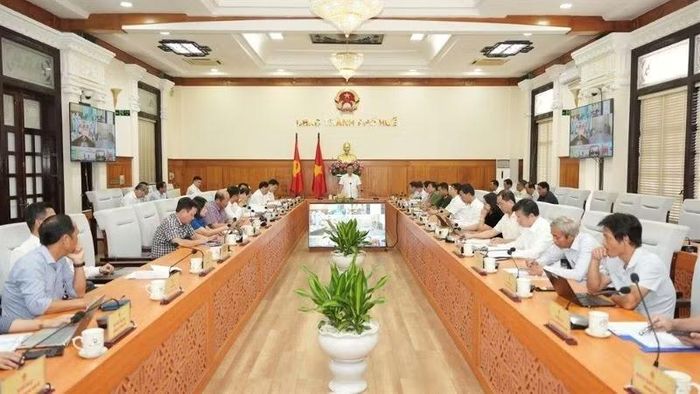 Phó Bí thư Thành ủy, Chủ tịch Ủy ban nhân dân thành phố Huế Lê Trí Thanh chủ trì phiên họp được kết nối trực tuyến đến 40 xã, phường. (Ảnh: NG.HIẾU)