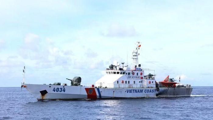 Tàu 4034 của Vùng Cảnh sát biển 3 đang thực hiện nhiệm vụ trên biển. (Ảnh: Cảnh sát biển cung cấp)