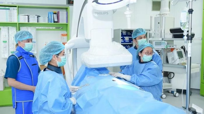 Tiến sĩ, bác sĩ Phạm Trần Linh và ê-kíp thực hiện một ca can thiệp cho bệnh nhân. (Ảnh: BVCC)