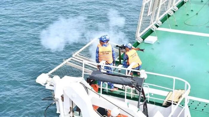 Thực hành bắn súng B41 trên biển. (Ảnh: ĐỨC THÁI)