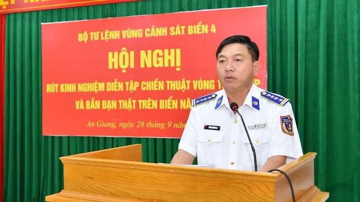 Đại tá Trần Nguyên Lai, Phó Tư lệnh, Tham mưu trưởng Bộ Tư lệnh Vùng Cảnh sát biển 4 phát biểu kết luận rút kinh nghiệm diễn tập, bắn đạn thật trên biển năm 2026. (Ảnh: ĐỨC THÁI)